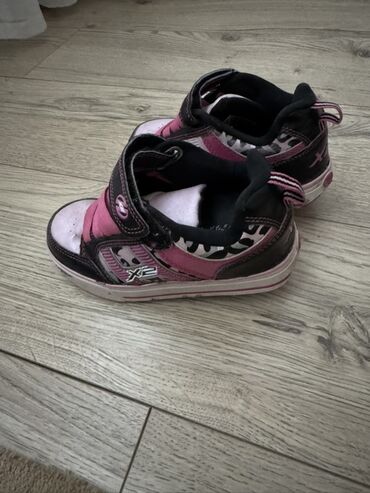 детская обувь светящаяся подошва: Детские роликовые кроссовки Heelys (модель X2, на двух колесах) -
