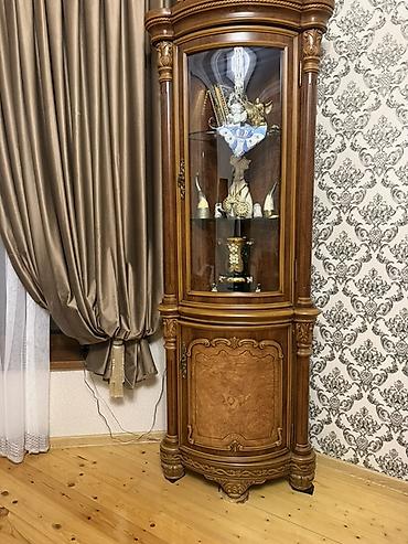 Klassik üslubda bürünc və naxışlı oyma detallarla işlənmiş bucaqlı