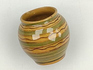 Ten ceramiczny garnek ma okrągły kształt z szerokim otworem i