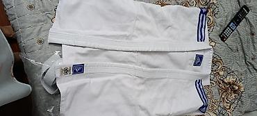 judo forma: Adidas judo gi (kimono) – ağ rəng, mavi üç zolaqlı detallar. - Model — 2
