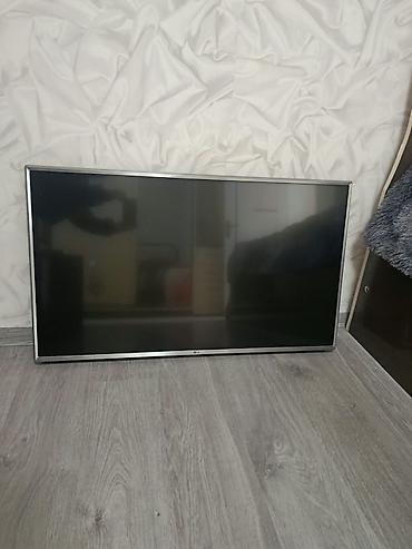 tv stick: LG LED televizor, təxminən 42–47 düym ekran ölçüsü. Nazik gümüş — 4