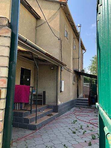 квартал: Продается дом с отдельным двором и навесом. - Двухэтажное здание — 1