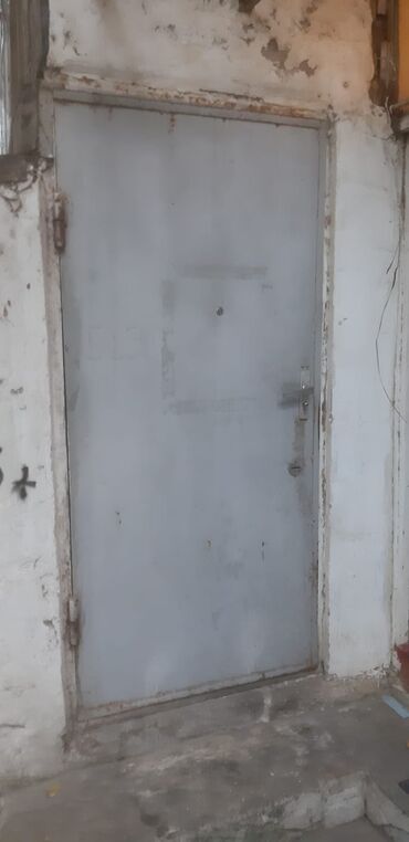 Furnitura və aksessuarlar: Metal giriş qapısı - Material: tam metal, möhkəm konstruksiya - Rəng