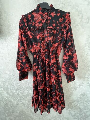 Gündəlik donlar: Qara fon üzərində qırmızı çiçək naxışlı qadın donu. - Model: uzunqol