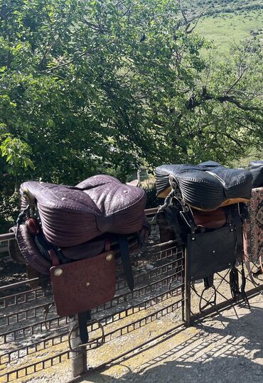 Yəhərlər: Qədimi Çərkəzi Yəhərlər—Qırmızı yəhər 1965ci il Qara yəhər isə 1968ci — 12