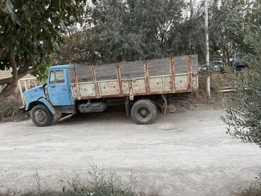 ateko yuk masini: Bu, bortlu yük maşınıdır. Mavi kabinə və ağ rəngli radiator barmaqlığı