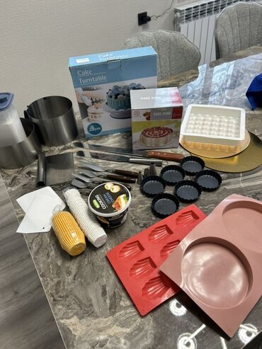 оборудование для выпечки булочек: Набор инвентаря для кондитера/выпечки. Состав: - Поворотный стол для