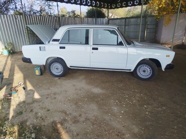 VAZ (LADA): VAZ 2107 sedan, ağ rəng. Klassik kuzov dizaynı, xrom ön barmaqlıq və — 6