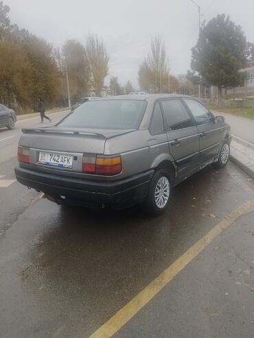 Volkswagen: Volkswagen Passat: 1989 г., 1.8 л, Механика, Бензин, Седан