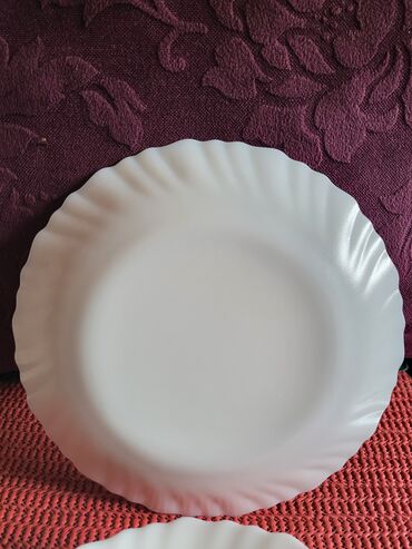 Kuhinjski setovi: Tanjiri novi od arkopala. Tanjiri plitki od arkopala. Bili su — 7