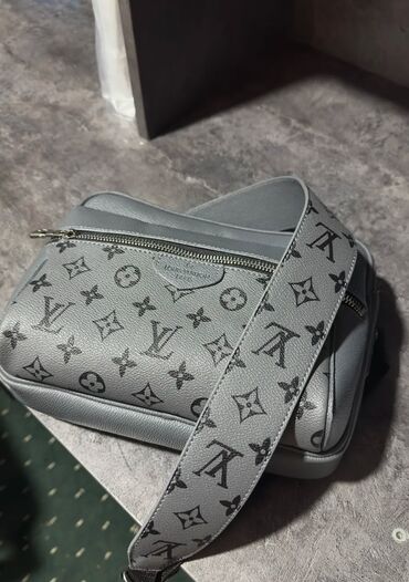 цепочка с жемчугом в ракушке: Барсетка, Louis Vuitton, Материал: Экокожа, Новый