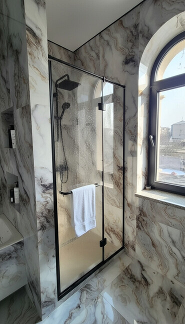 дверь для душевой кабины: Душевая кабина из закалённого стекла с распашной дверью и черным