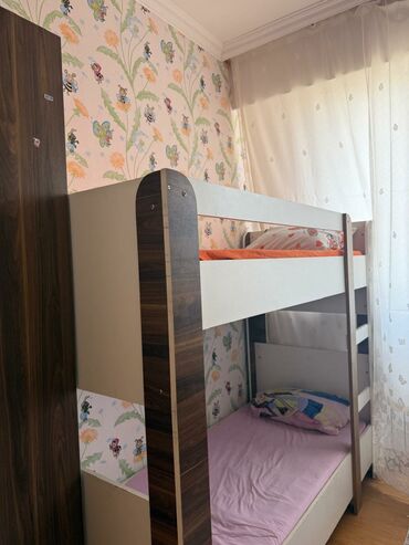 Əkizlər üçün arabalar: Oğlan və qız üçün, İşlənmiş, Çarpayı, Matras ilə, Siyirməli