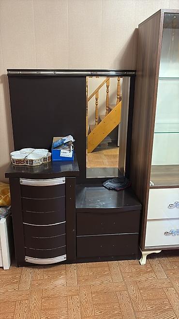 tek dolablar: Şüşə vitrin və dəst mebel - Material: tünd rəngli MDF/taxta karkas — 3