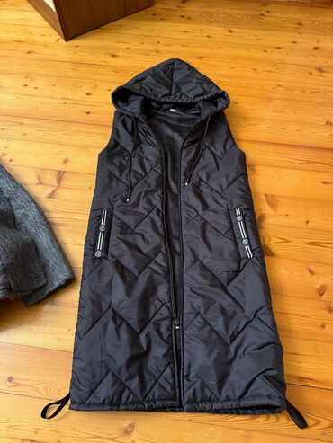 Ətəklər: Qara rəngli uzun kapüşonlu qadın jileti - Model: quilted (şaquli və