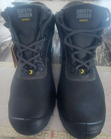 şexsi eşyalar: Safety Jogger markalı bu qara rəngli iş ayaqqabıları, müxtəlif sənaye