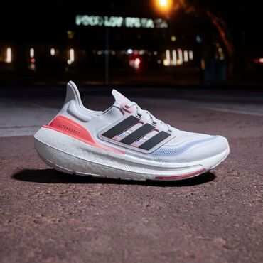 украшения изделия ручной работы: Кроссовки Adidas Ultraboost 21 белого цвета с ярко-розовыми и синими