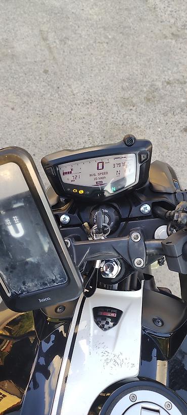 sulu: TVS Apache RTR 160 4V motosiklet - Rəng: qara-ağ, idmançı qrafika ilə — 6