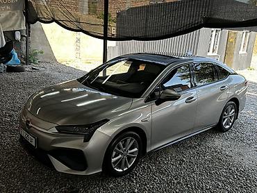 2022: GAC AION S (седан), серебристый металлик. Ключевые особенности: - — 1