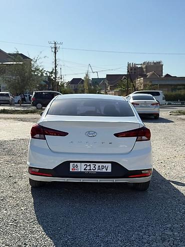 Hyundai: Hyundai Elantra — это стильный и экономичный седан, предлагающий — 5
