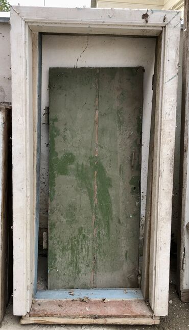 аксессуары для мужчин: Дверь наружная, полностью из дерева (тяжелая), одна стеклянная и 2 шт
