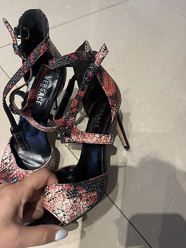 Босоножки, сандалии, шлепанцы: Versace premium 1:1 yeni 38 razmer . 30azn (180azn alinib)unvan — 1