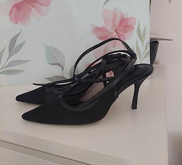 cipele za ples: Crne elegantne salonke sa tankom štiklom i kaišićima oko zgloba. - — 2