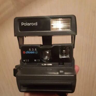 Polaroid şekil ceken bir deqiqeye şekil hazır qutusunda teze