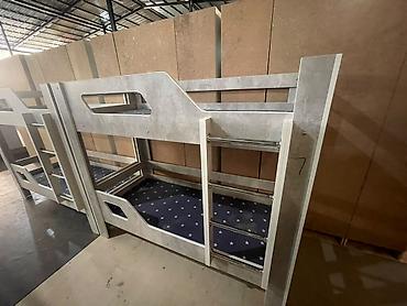 bed: Двухъярусная кровать с вертикальной металлической лестницей - — 1