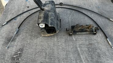 Другие детали салона: Замок задней двери (багажника) Автомобиль: Тойота секвойя 1