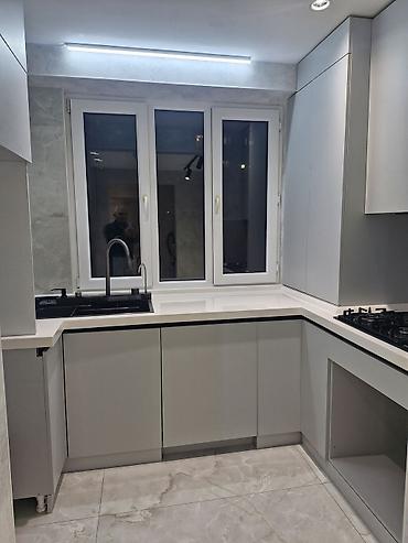 televizor dekoru alcipan: Mebel və interyer həlli – TV zonası + vitrin modulları + mətbəx — 3