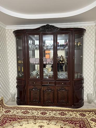 divar üçün dekorlar: Klassik üslubda iri bufet-vitrin. - Material: tünd qəhvəyi rəngli — 1