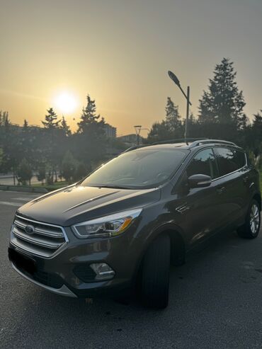 авто фольксваген пассат: Ford Escape: 1.5 l | 2017 il 108000 km Ofrouder/SUV