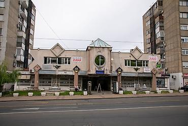prodavnica amblema: Lokal ima izlog prema ulici, nalazi se preko puta benzinske pumpe na — 1