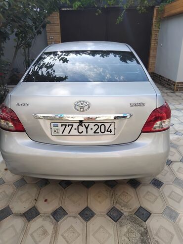 Toyota Yaris: 1.3 л | 2007 г. Седан