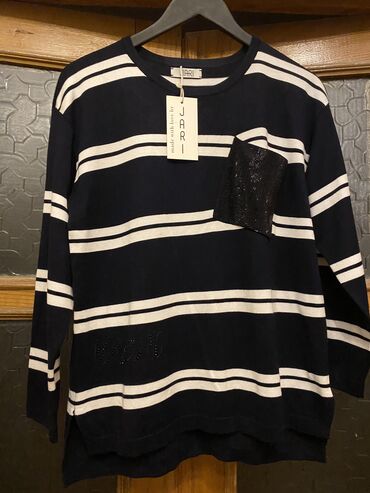 Köynək və bluzalar: Qadın geyimləri – 2 fərqli model 1) Ağ bluz: - Yumşaq, axıcı parça - — 40