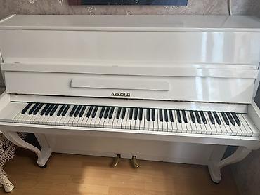 instrumenti: Akkord upright pianino – klassik akustik model, ağ rəngdə parlaq — 2