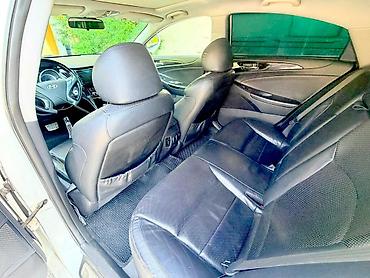 07 2010: Hyundai Sonata: 2.4 l | 2010 il Sedan — 9