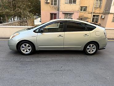 Nəqliyyat: Toyota Prius (II nəsil) hibrid liftbek Xüsusiyyətlər: - Hibrid — 8