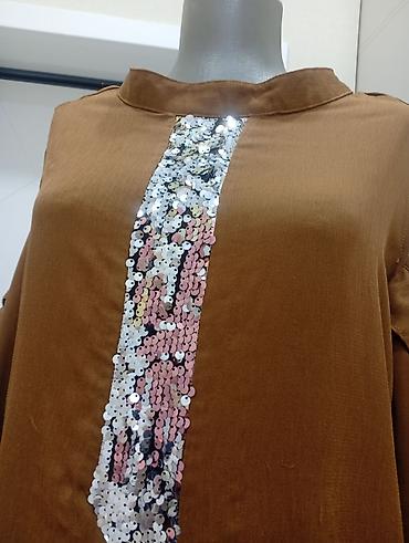 elbiseler: Qadın geyimi – uzun, sərbəst kəsimli tunika/kimono tipli don. - Rəng — 5