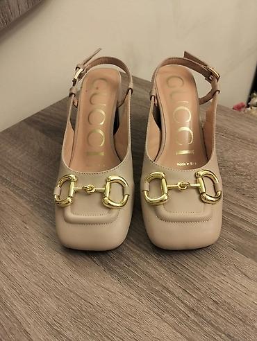 Tuflilər: Gucci qadın ayaqqabısı – bej rəng, dəri material. - Model: slingback — 1