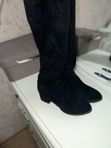 Сапоги: Высокие черные сапоги-ботфорты из эластичного материала, плотно — 3