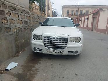 avto servis: Chrysler 300C, ağ rəng, sedan Xüsusiyyətlər: - Güclü V6 benzin — 1