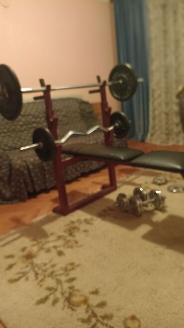 Rekviziti za vežbanje: Višenamenska klupa za vežbanje sa stalkom za šipku i setom tegova. - — 2