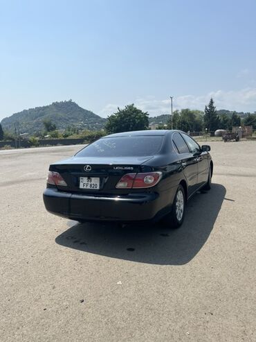 Lexus: Lexus ES 300 modeli. Klassik sedan dizaynı və dörd qapılı korpusu ilə — 10