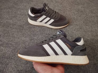 Krasofkalar və idman ayaqqabıları: Orginal Adidas ela veziyyetde.az geyinilib. olcu:40 qiymet 45 azn