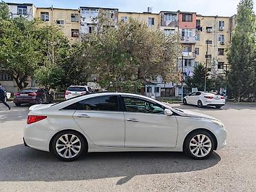 keys sat: Hyundai Sonata sedan – ağ rəng, zərif və dinamik dizayn. Xarici: - — 3