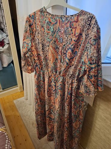 Gündəlik donlar: Ağ rəngdə, qara çiçək naxışlı, uzunqol qadın midi donu. Donun V — 14