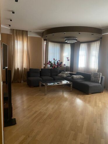 Həyət evləri və villaların satışı: Şəhər mənzərəsinə açılan balkonları olan möhtəşəm fasadlı 4 mərtəbəli — 42