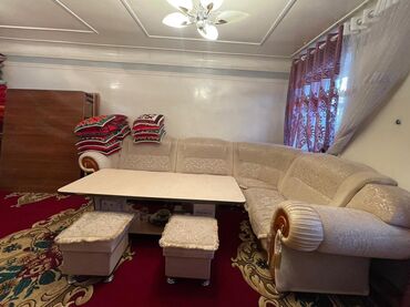 куплю бу мебель в бишкеке: Мягкий угловой диван с обивкой светлого оттенка. В комплект входят